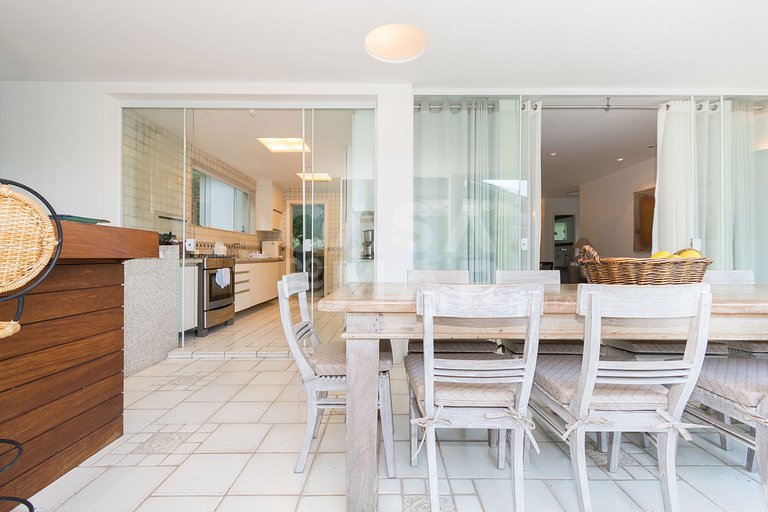 Casa com sete suítes, praia privativa com lancha