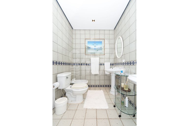 Casa com sete suítes, praia privativa com lancha