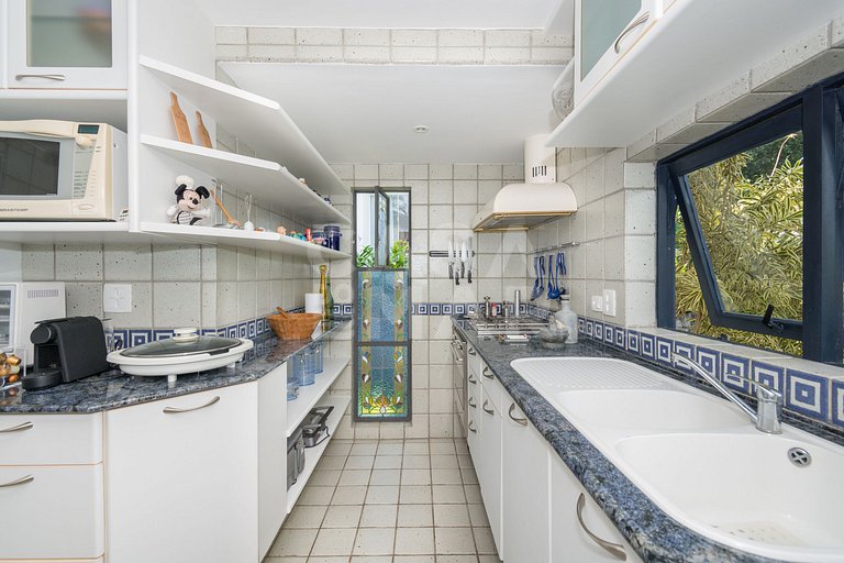 Casa com sete suítes, praia privativa com lancha