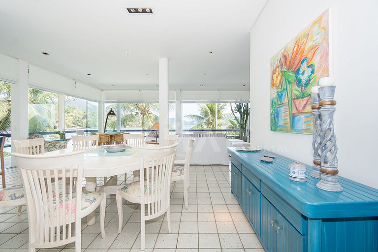 Casa com sete suítes, praia privativa com lancha