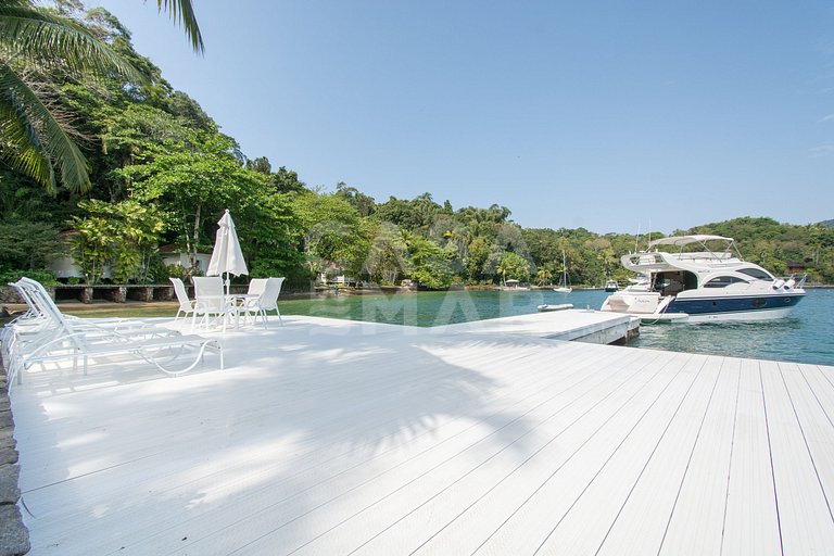 Casa com sete suítes, praia privativa com lancha