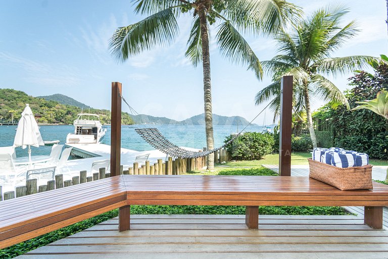 Casa com sete suítes, praia privativa com lancha