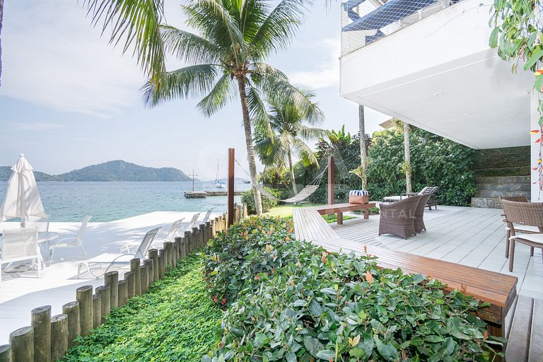 Casa com sete suítes, praia privativa com lancha