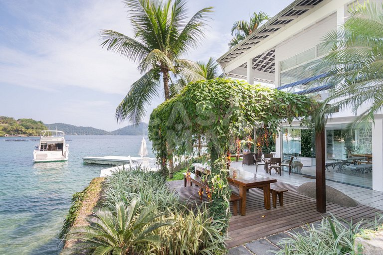Casa com sete suítes, praia privativa com lancha
