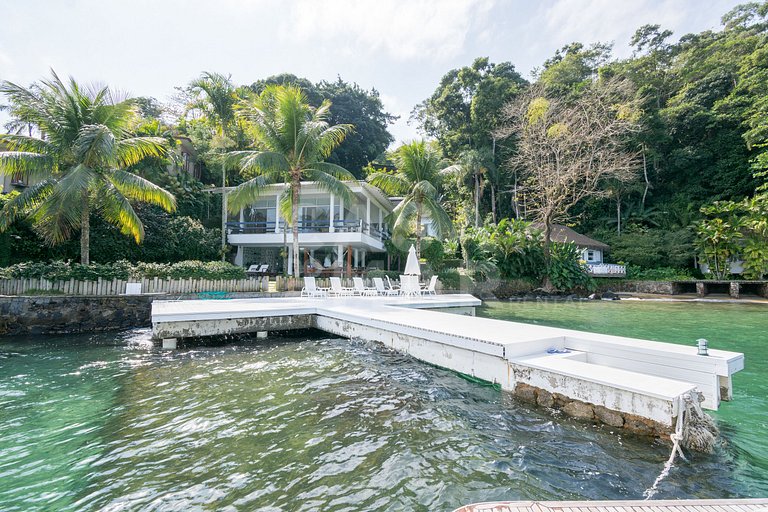 Casa com sete suítes, praia privativa com lancha