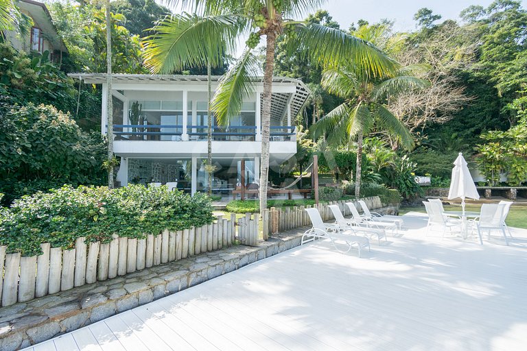 Casa com sete suítes, praia privativa com lancha
