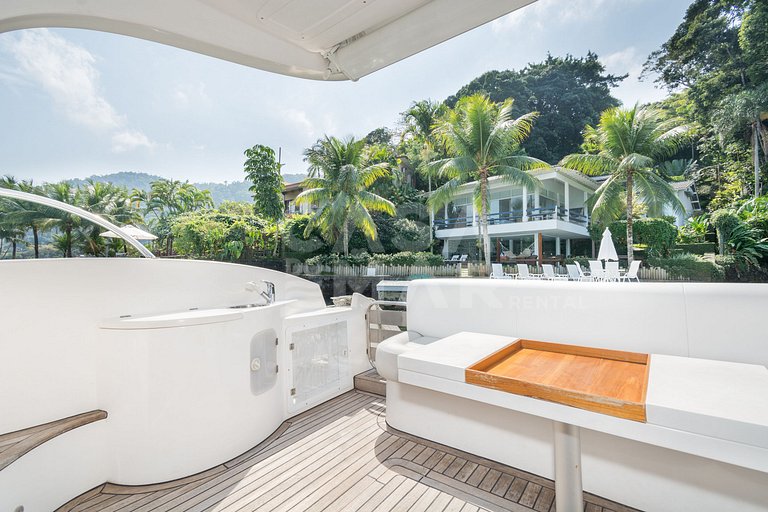 Casa com sete suítes, praia privativa com lancha