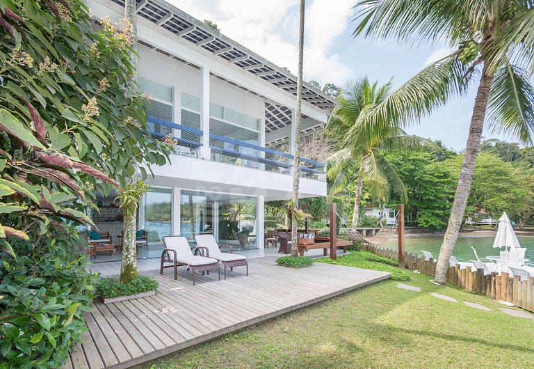 Casa com sete suítes, praia privativa com lancha