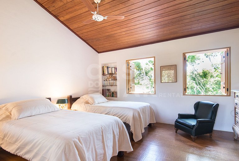 Villa Foca, com quatro suítes, frente mar