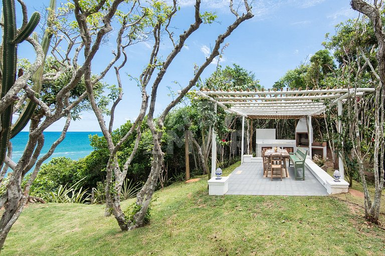 Villa Foca, com quatro suítes, frente mar