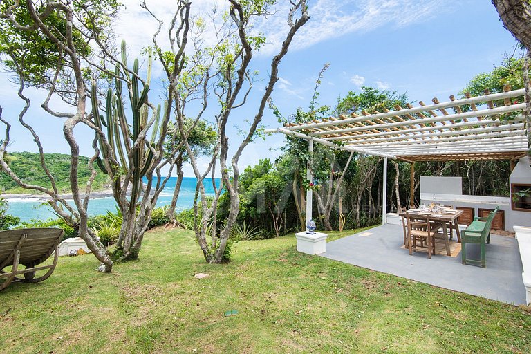 Villa Foca, com quatro suítes, frente mar