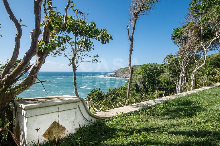 Villa Foca, com quatro suítes, frente mar