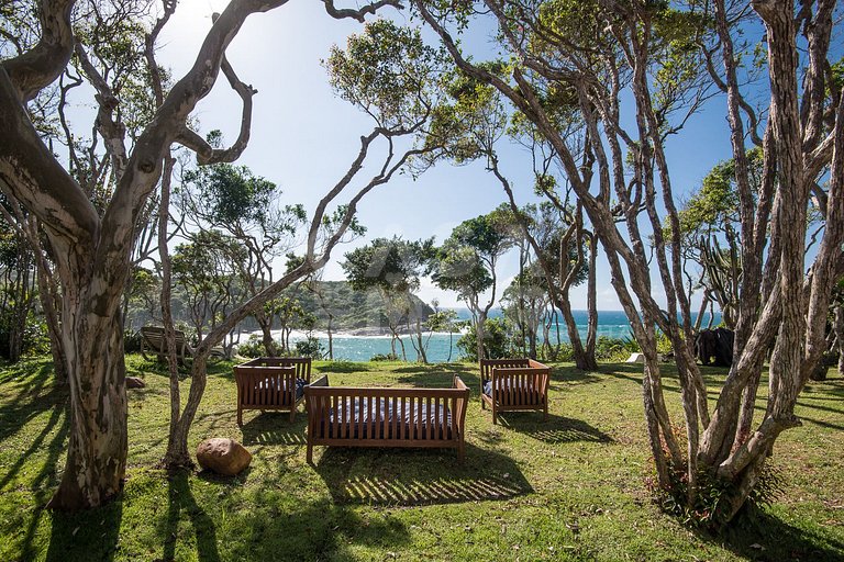 Villa Foca, com quatro suítes, frente mar