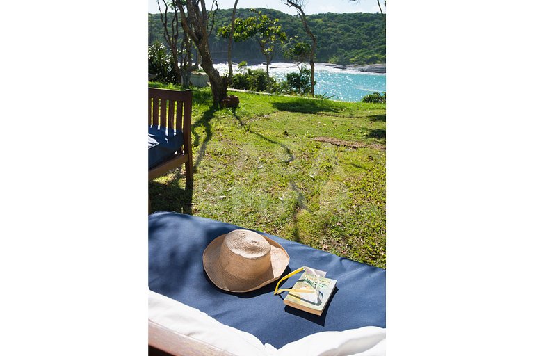 Villa Foca, com quatro suítes, frente mar