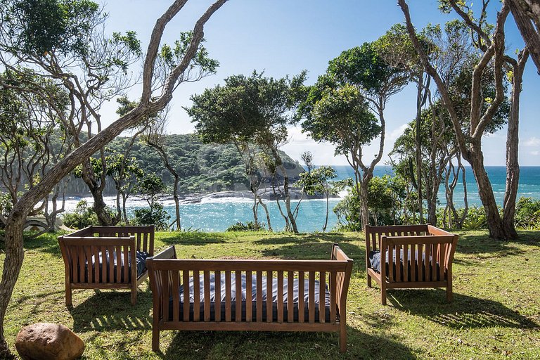 Villa Foca, com quatro suítes, frente mar