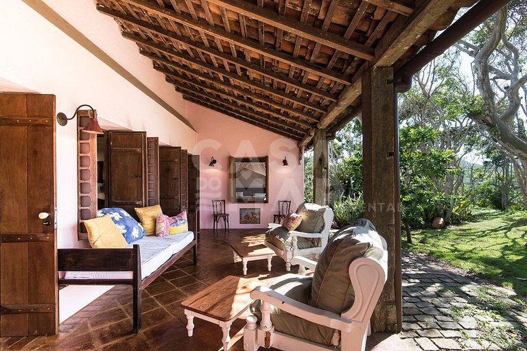 Villa Foca, com quatro suítes, frente mar