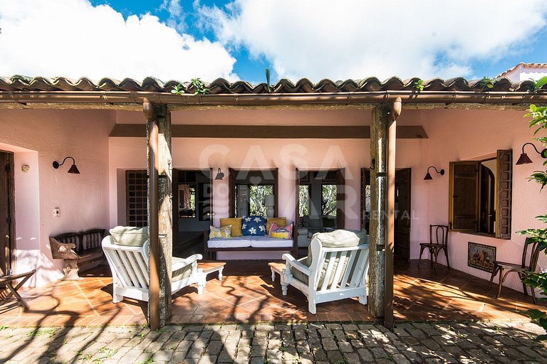 Villa Foca, com quatro suítes, frente mar