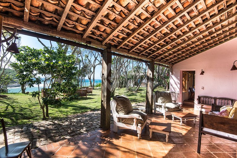 Villa Foca, com quatro suítes, frente mar