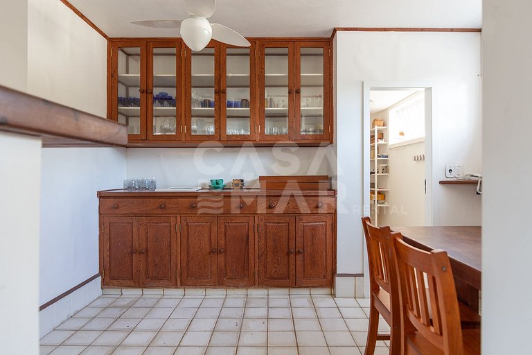 Beautiful house with six bedrooms, two suites, on the sand o
