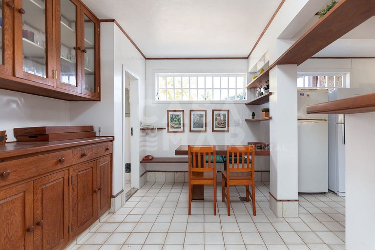 Beautiful house with six bedrooms, two suites, on the sand o