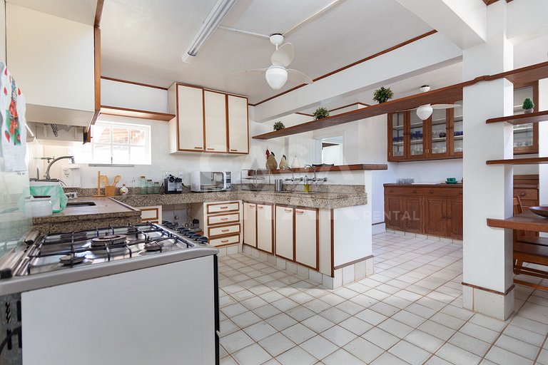 Beautiful house with six bedrooms, two suites, on the sand o