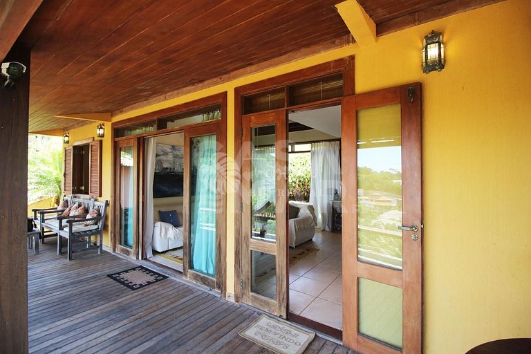 Ótima casa, com três quartos, localizada em Búzios