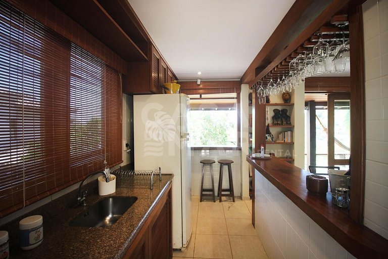 Ótima casa, com três quartos, localizada em Búzios