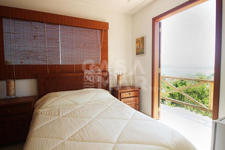 Ótima casa, com três quartos, localizada em Búzios