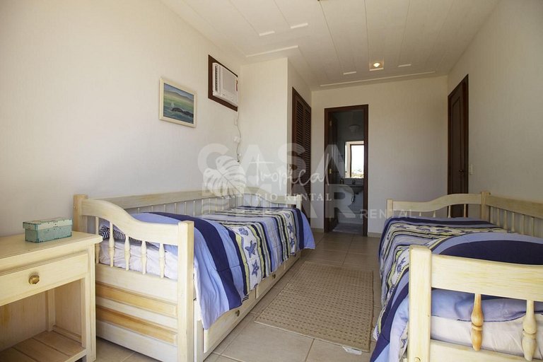 Ótima casa, com três quartos, localizada em Búzios