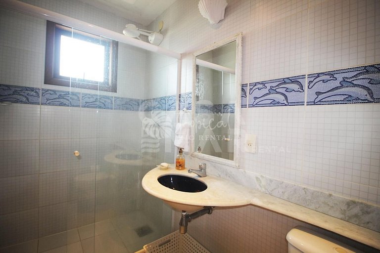 Ótima casa, com três quartos, localizada em Búzios