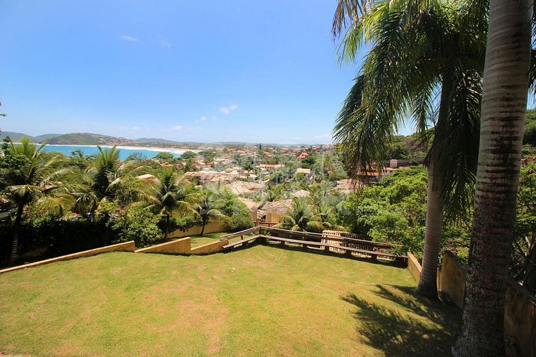 Ótima casa, com três quartos, localizada em Búzios