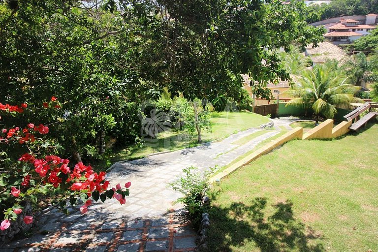 Ótima casa, com três quartos, localizada em Búzios
