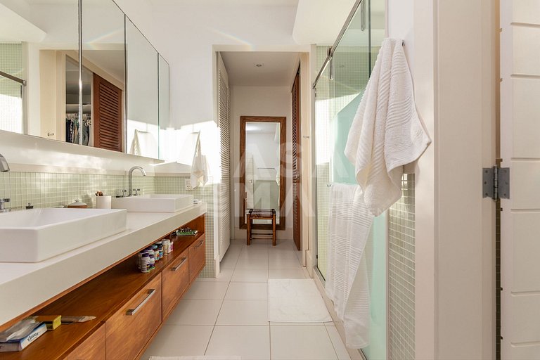 Beautiful house, with six suites, in condominium seafront