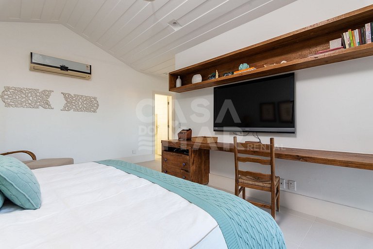 Linda casa, com seis suítes, em condomínio frente mar