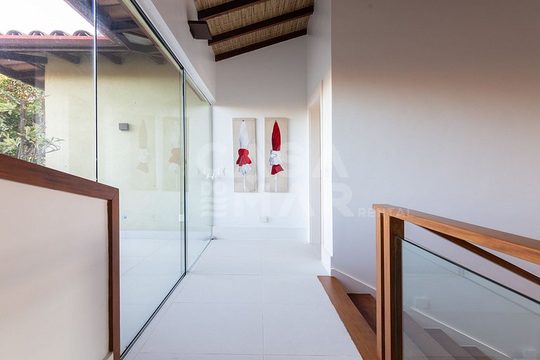 Linda casa, com seis suítes, em condomínio frente mar