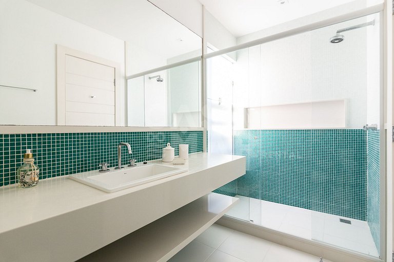 Beautiful house, with six suites, in condominium seafront