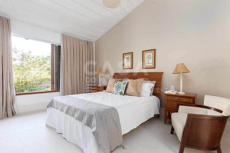 Beautiful house, with six suites, in condominium seafront