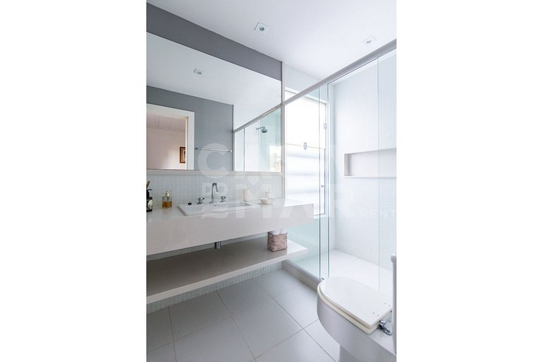 Beautiful house, with six suites, in condominium seafront