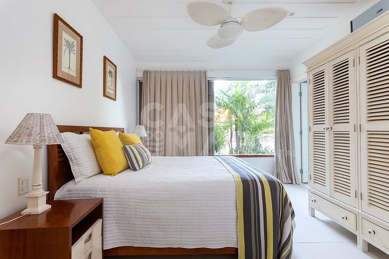 Beautiful house, with six suites, in condominium seafront