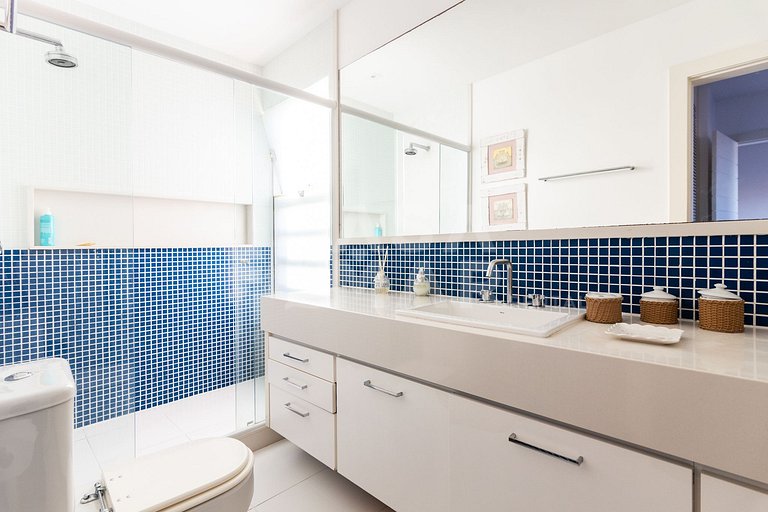 Beautiful house, with six suites, in condominium seafront