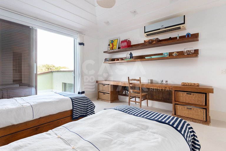Beautiful house, with six suites, in condominium seafront