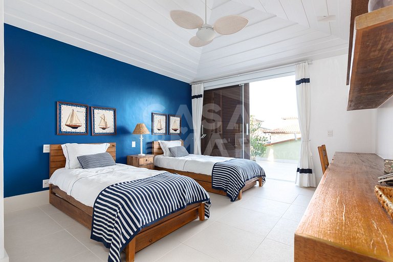 Beautiful house, with six suites, in condominium seafront