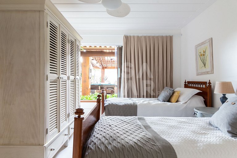 Linda casa, com seis suítes, em condomínio frente mar