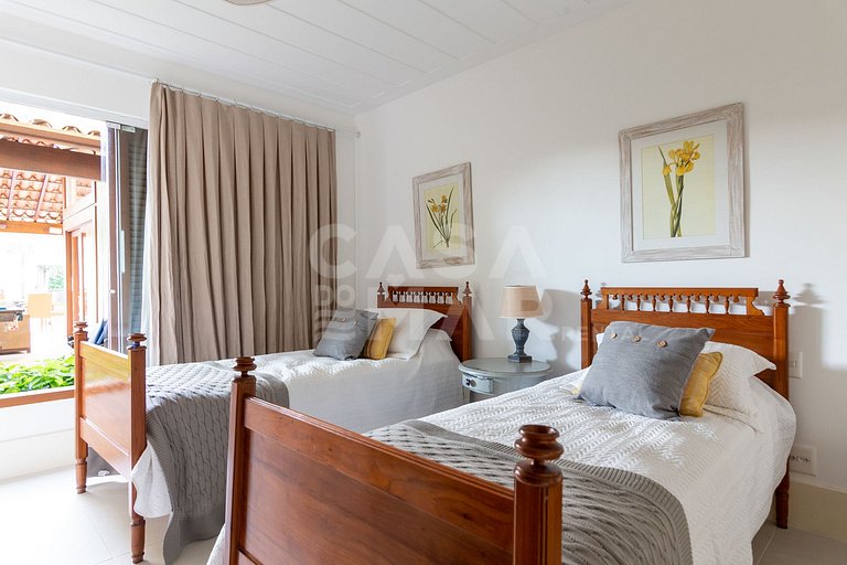 Beautiful house, with six suites, in condominium seafront