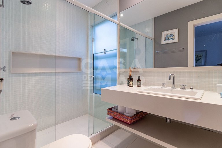 Beautiful house, with six suites, in condominium seafront