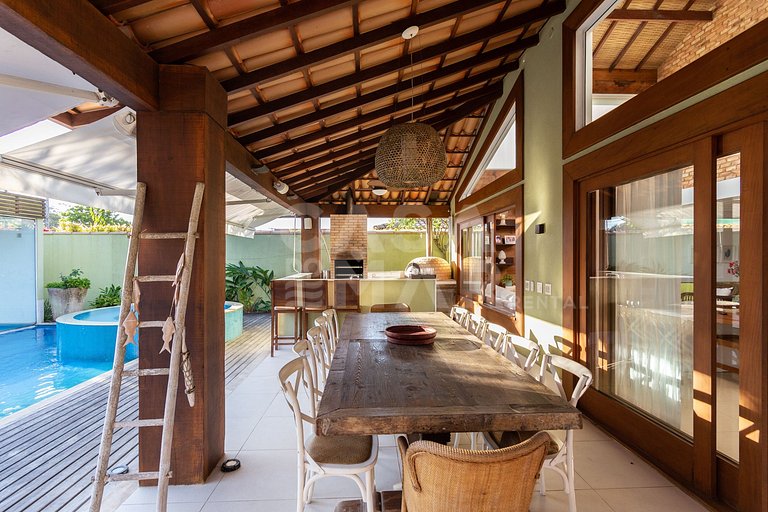 Beautiful house, with six suites, in condominium seafront