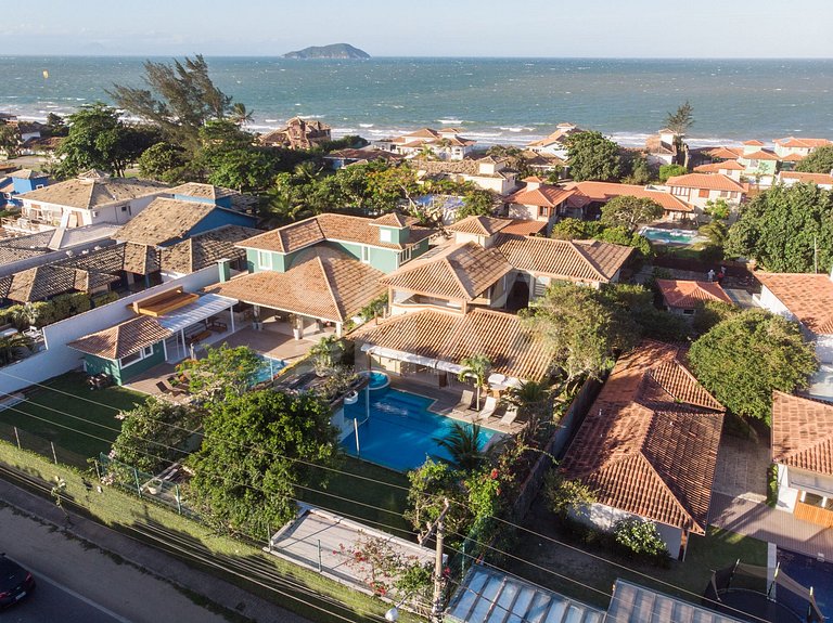 Beautiful house, with six suites, in condominium seafront