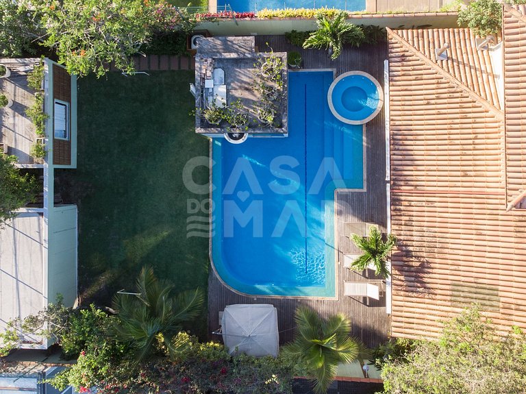 Beautiful house, with six suites, in condominium seafront