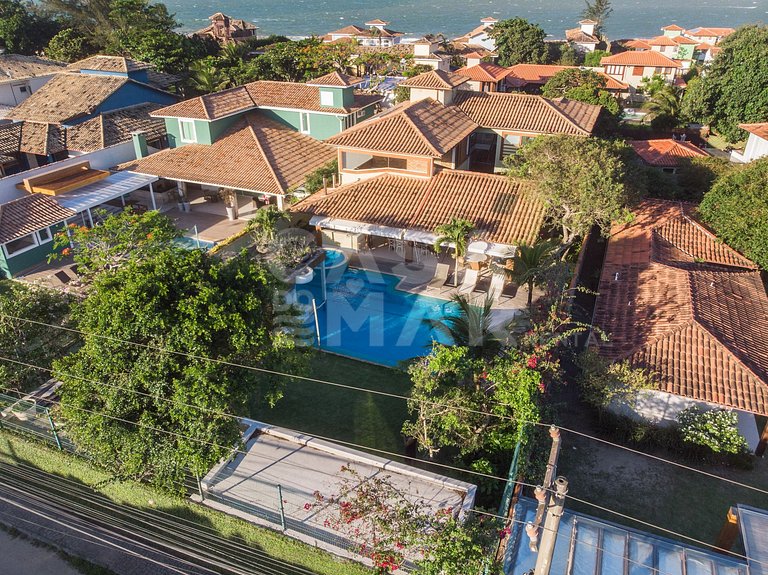 Beautiful house, with six suites, in condominium seafront