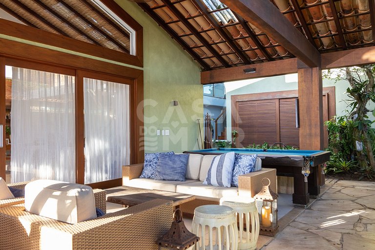 Beautiful house, with six suites, in condominium seafront
